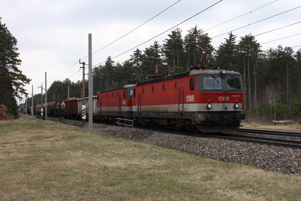 Kurz vor der Baustelle in der 10km langen Neunkirchner Allee warten am 2.4.2022 die 1144 053 und 1144 204 auf ihrer Fahrt mit dem DG54703 von Wien Zvb nach Graz Vbf auf die Weiterfahrt ihrem Ziel entgegen.