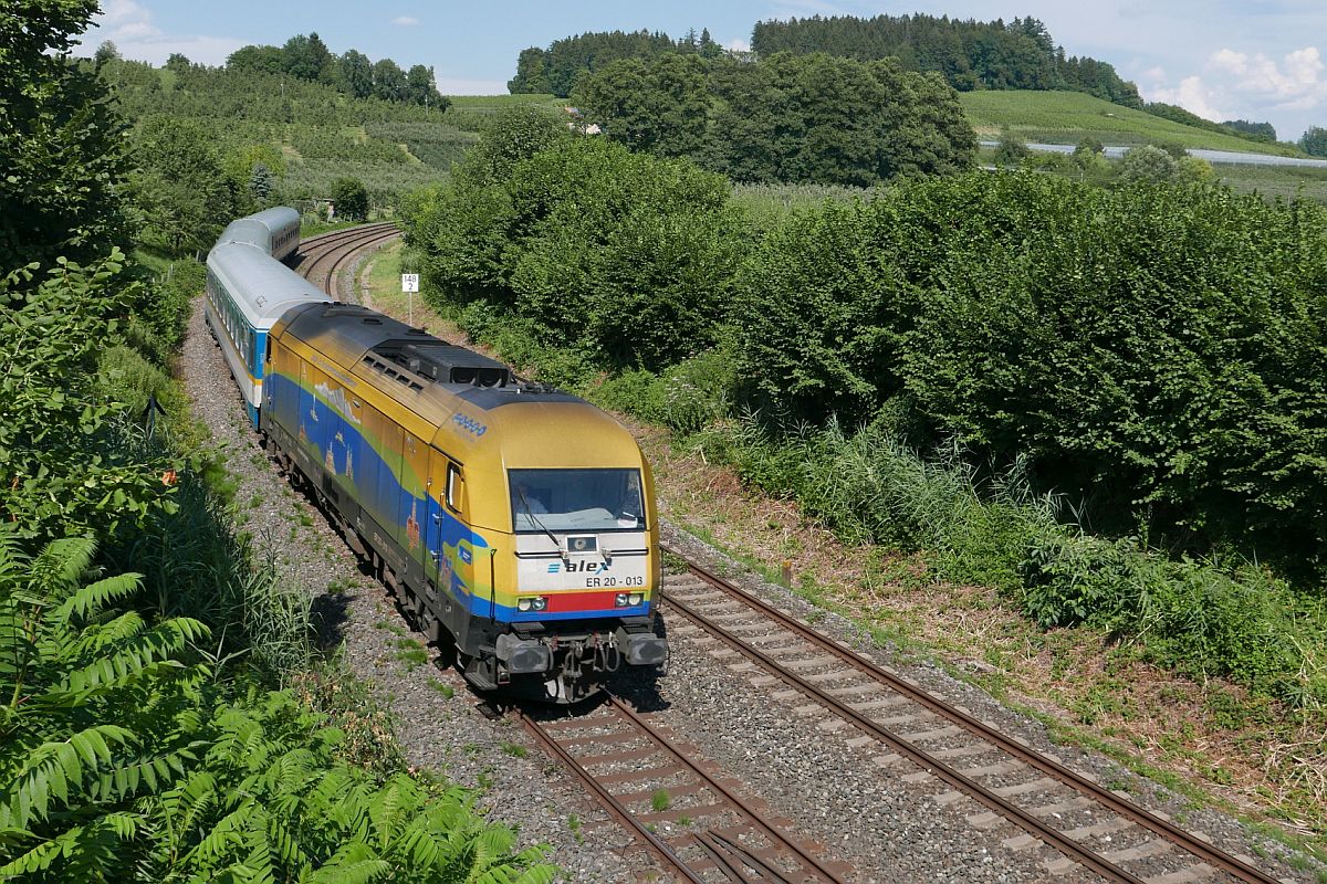 Kurz vor Bodolz fhrt 223 013-4 mit dem ALX 84138, Mnchen - Lindau, das Geflle zum Bodensee hinunter und wird in Krze den Lindauer Hauptbahnhof erreichen (15.07.2018).