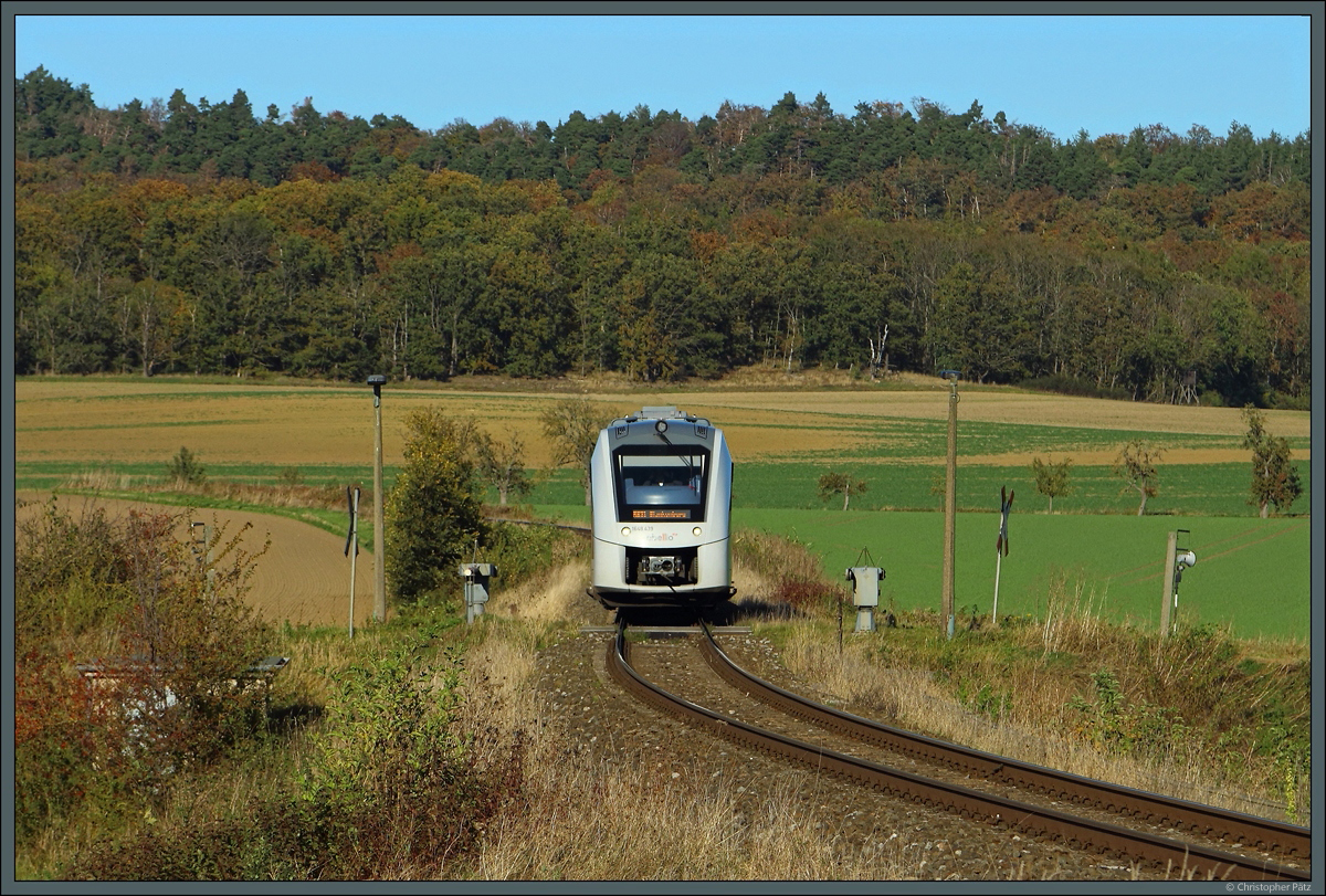 Kurz vor Börnecke kreuzt ein mit Anrufschranke gesicherter Feldweg die Bahnstrecke Halberstadt - Blankenburg. 1648 439 passiert diesen gerade auf dem Weg zum Zielbahnhof Blankenburg. (24.10.2021)