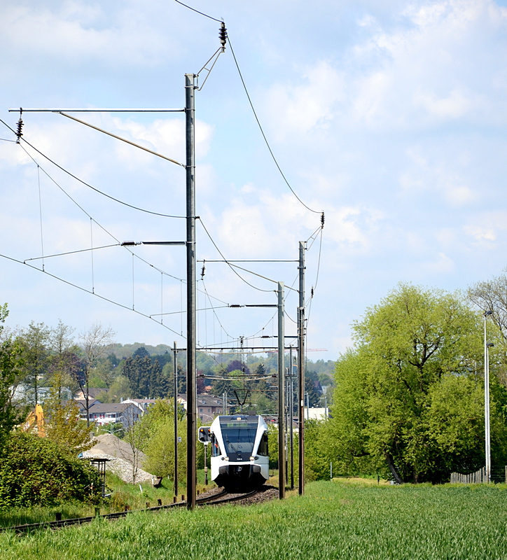 Kurz vor Bottighofen wurden am 4. Mai 2016 GTW 2/6 Nr. 724 und 734 abgelichtet. Der hintere ist aus dieser Perspektive allerdings nicht sichtbar. ;)