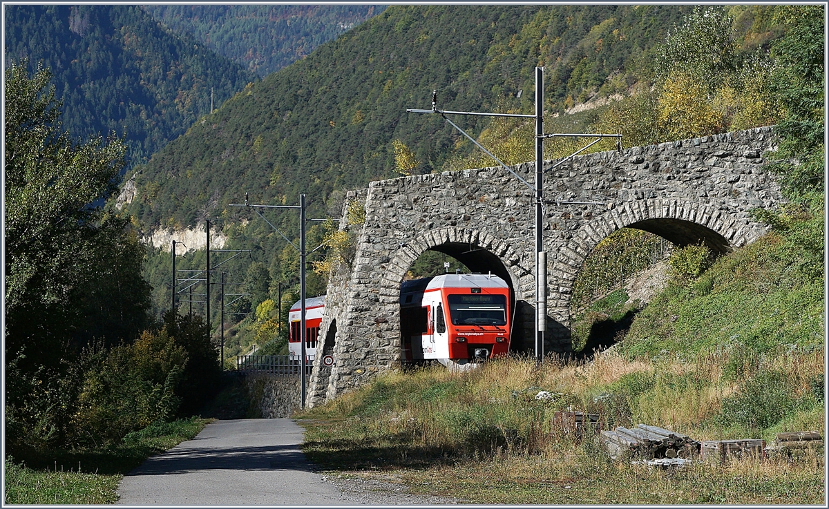 Kurz vor Bovernier schlüpfen die TMR Züge durch zwei kurze  Tunnels , die bei Bedarf Regen und alles was dieser so mit sich reist, gefahrlos über das Trasse leiten. (Der zweite Tunnel befindet sich ca 100 Meter hinter meinem Rücken).
7. Okt. 2017 
