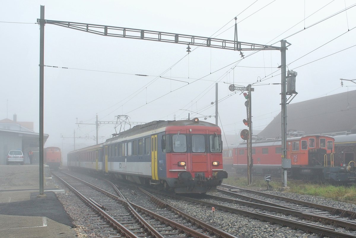 Kurz vor dem Ausscheiden der RBe aus dem Plandienst bei den OeBB; Balsthal, 07.12.2015: Regio nach Oensingen bestehend aus dem RBe 205, AB EWII 505 und BDt EWI 905.

