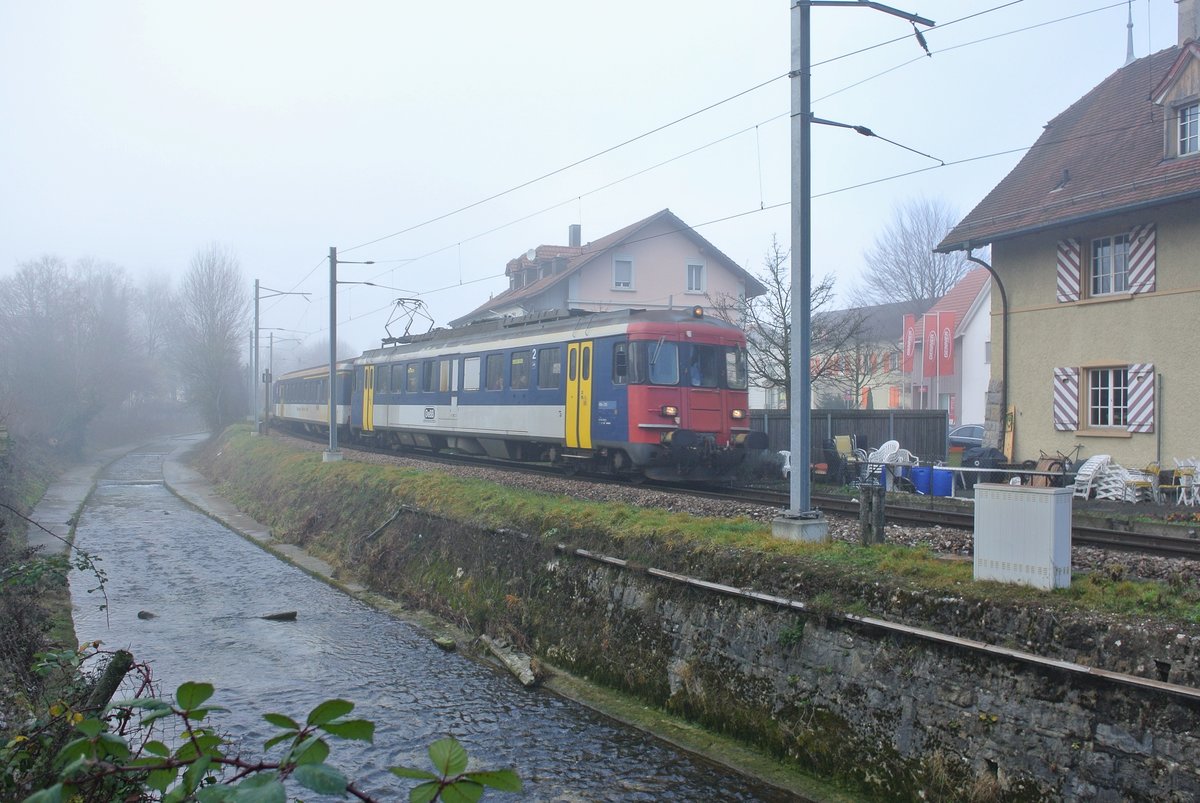 Kurz vor dem Ausscheiden der RBe aus dem Plandienst bei den OeBB; 07.12.2015: Regio nach Oensingen bestehend aus dem RBe 205, AB EWII 505 und BDt EWI 905 bei Thalbrcke. 