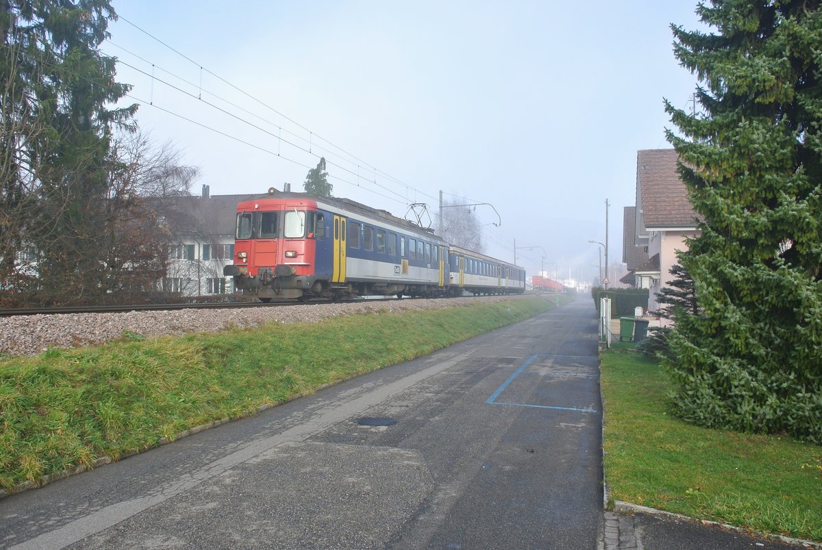 Kurz vor dem Ausscheiden der RBe aus dem Plandienst bei den OeBB; 07.12.2015: Regio bestehend aus dem RBe 205, AB EWII 505 und BDt EWI 905 zwischen Balsthal und Thalbrcke. Der Pendel fhrt wieder zurck in den Nebel Richtung Oensingen. 