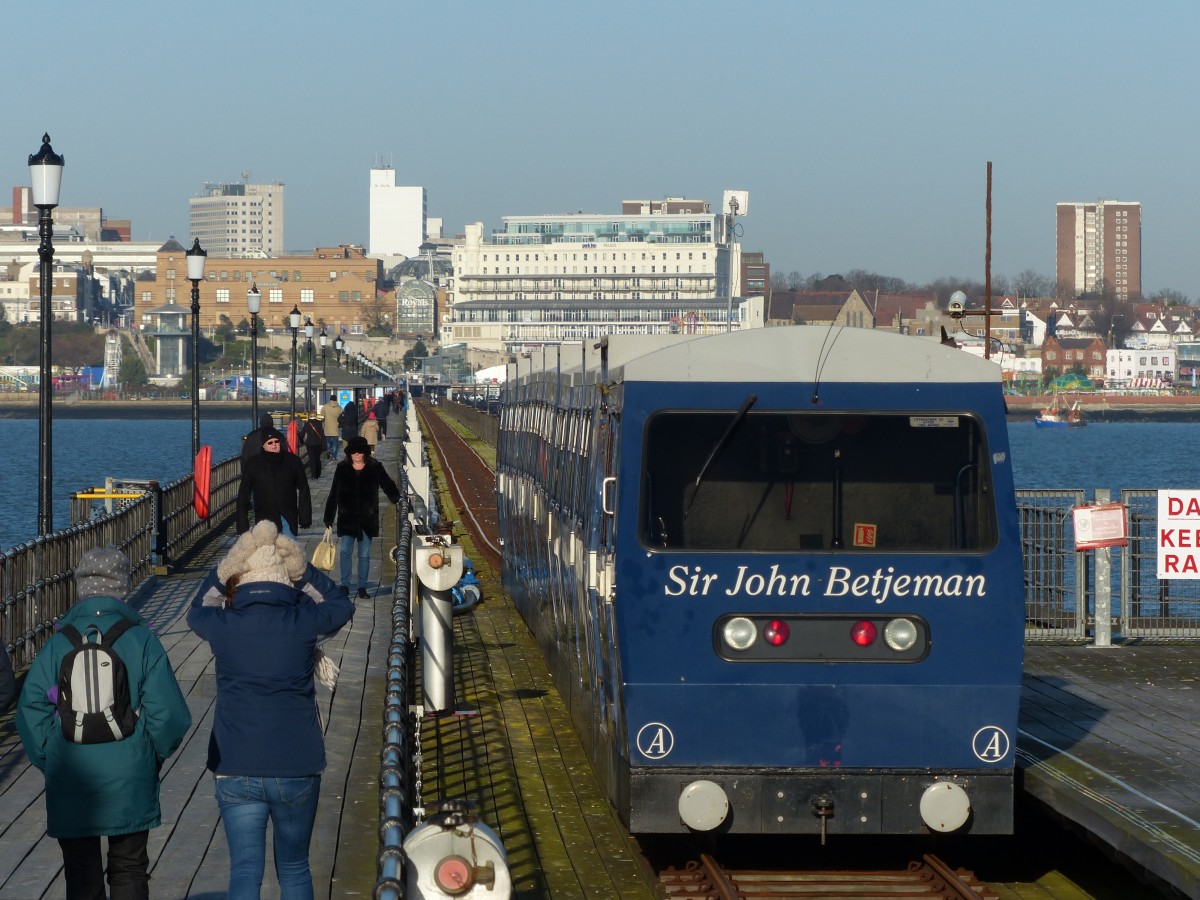 Kurz vor dem Bahnhof auf dem Pier: Der Dieseltriebzug der Southend Pier Railway auf seinen feldbahnähnlichen Schienen kommt an. 29.12.2013