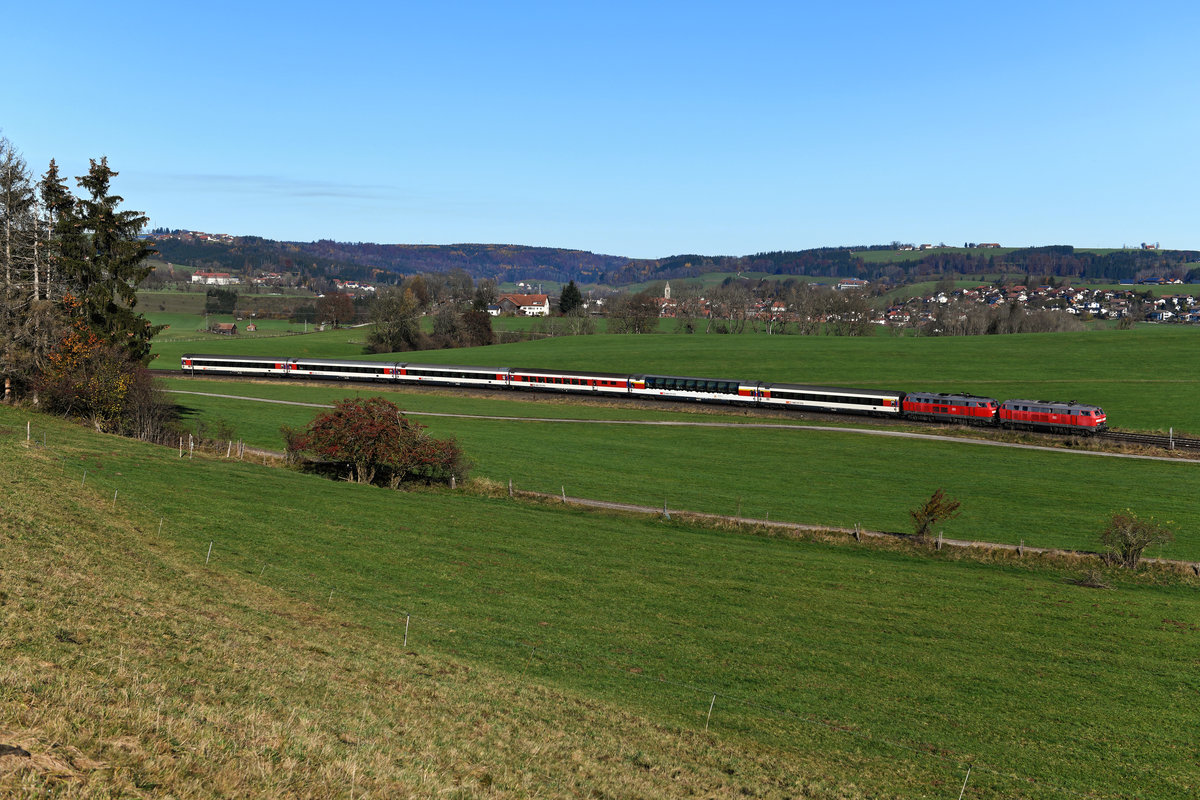 Kurz vor dem Bahnhof Günzach konnte ich am 07. November 2020 die 218 426 und 403 mit dem EC 191 nach München HBF aufnehmen. Im Hintergrund erkennt man den Markt Obergünzburg mit der Pfarrkirche St. Martin.  