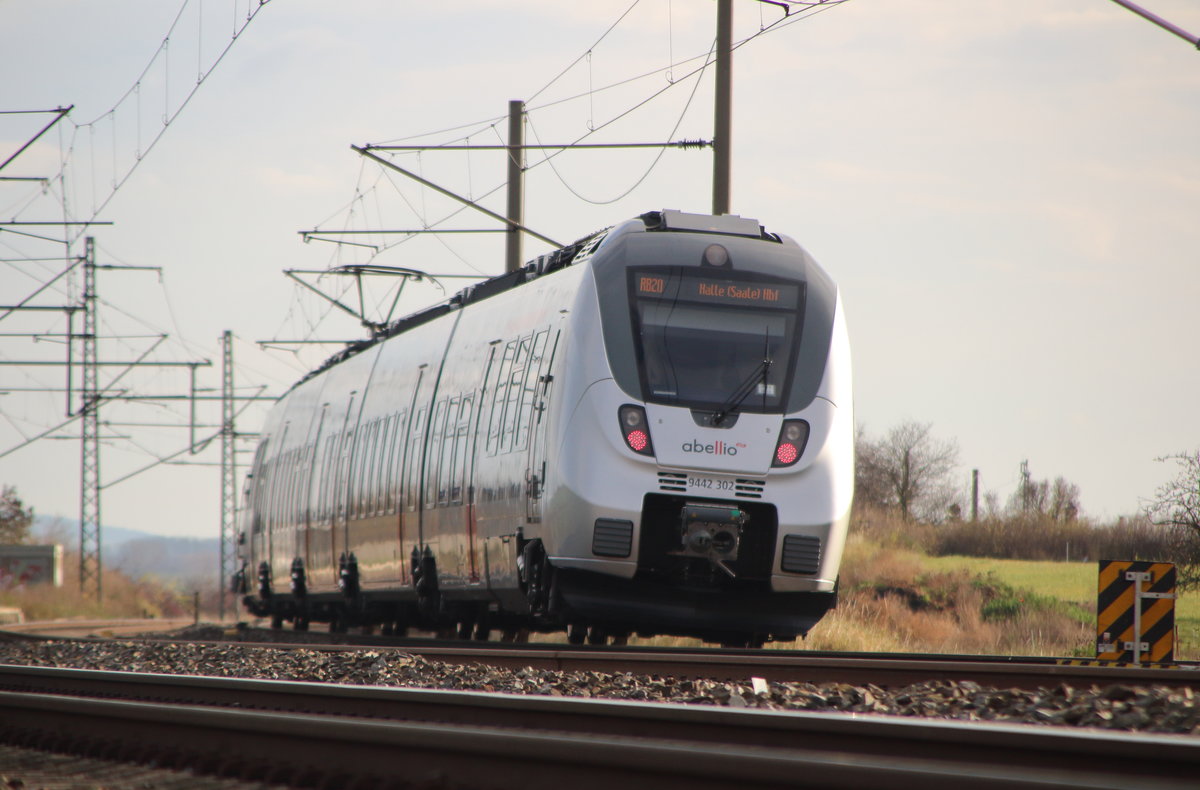 Kurz vor dem Bahnhof Seebergen legt sich 9442 302 als RB 20 (Eisenach - Halle Hbf) in die Kurve

Seebergen, 24. November 2017 