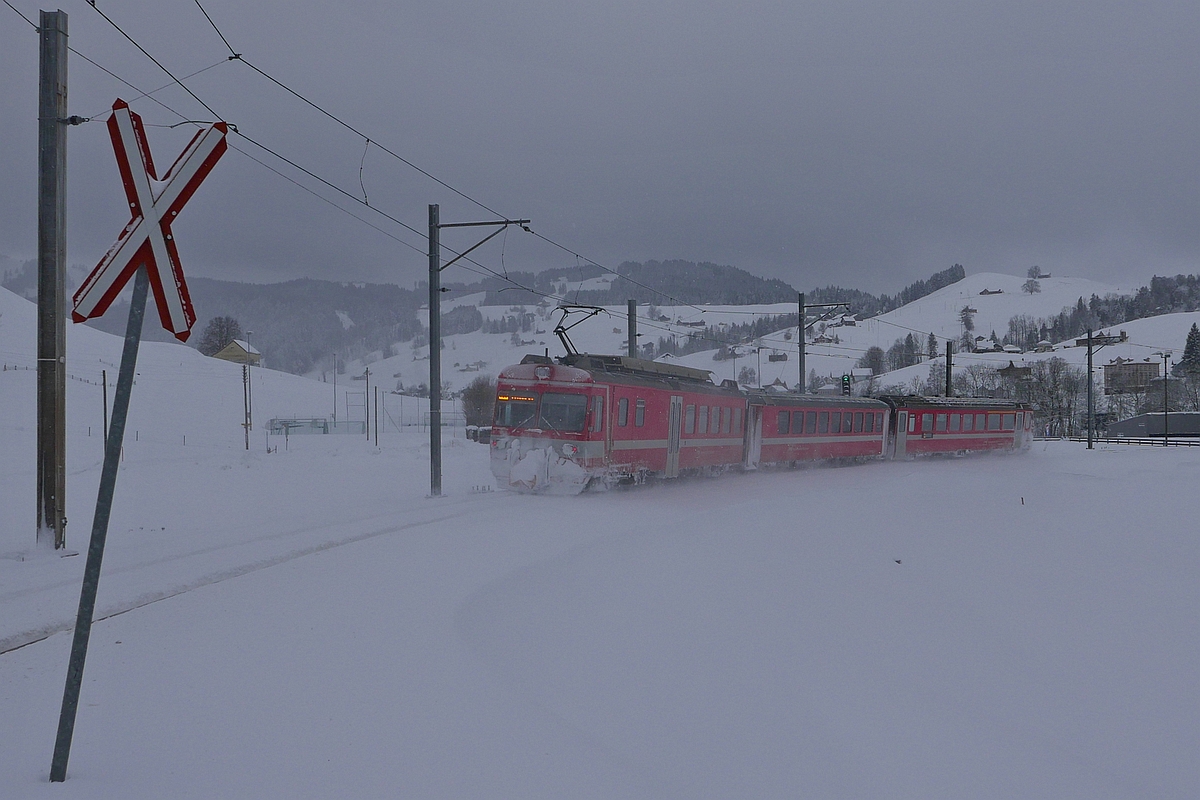 Kurz vor dem Bahnhof von Urnsch schiebt bei leichtem Schneefall ein BDe 4/4 die Wagen der S23 1142 von Wasserauen kommend nach Gossau (28.12.2017).