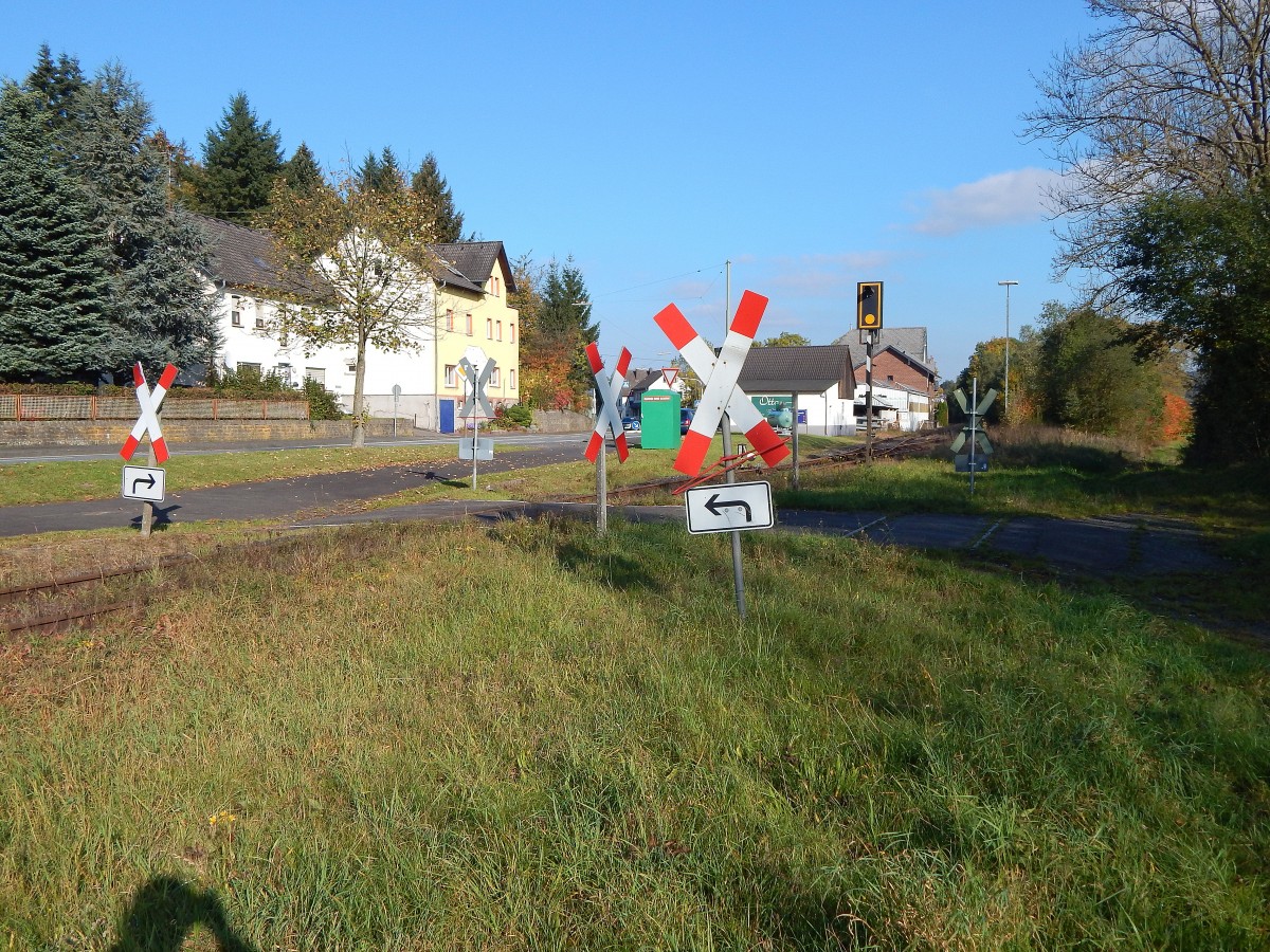 Kurz vor dem ehemaligen Bahnhof Neitersen entdeckte ich diesen Bahnübergang. Kurz hinter dem Bahnübergang befand sich eine Handweiche und ein Überwachungssignal. 1984 genau 100 Jahre nach Eröffnung der Strecke wurde der Personenverkehr eingestellt.

Neitersen 10.10.2015
