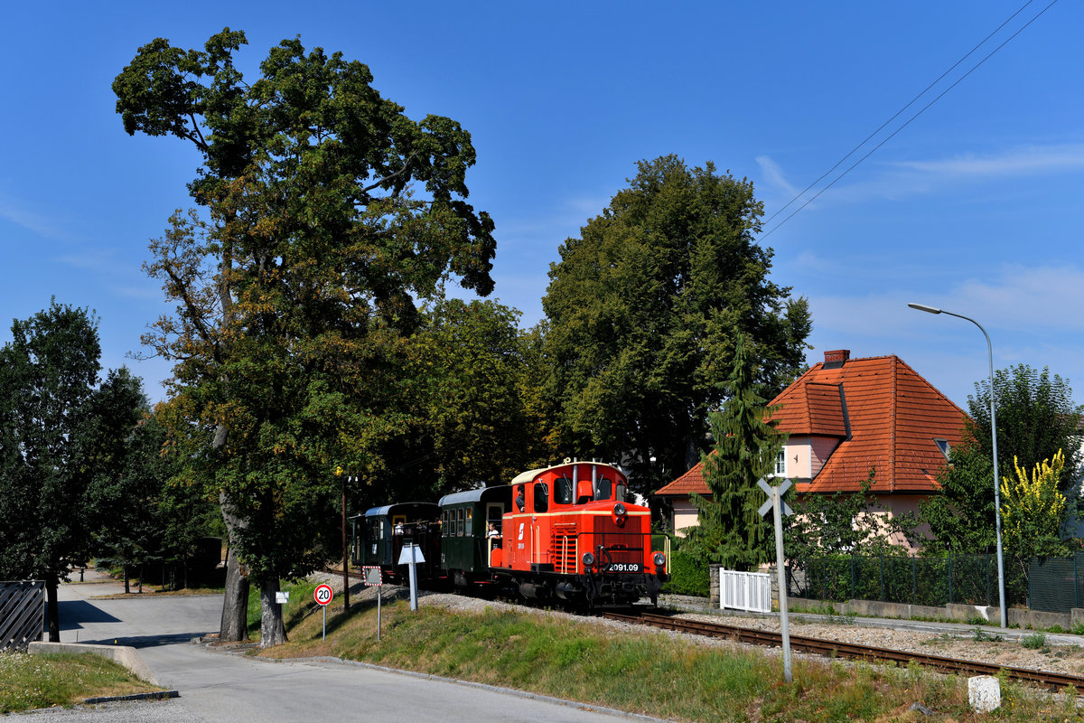 Kurz vor dem Endbahnhof in Heidenreichstein konnte ich den Zug 2, geführt von der sehr schön restaurierten 2091.09, noch einmal fotografieren. Freundlicherweise schloss der Lokomotivführer die Führerstandstür kurz vor Passieren meines Standpunktes, um mir ein besseres Foto zu ermöglichen (19. August 2018).