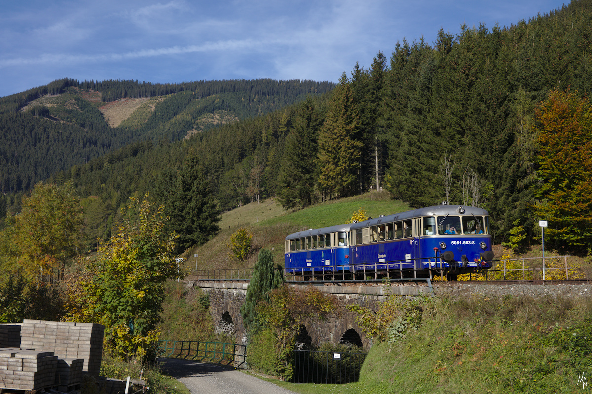Kurz vor dem Ende der Fotofahrt am 13. Oktober ist diese Aufnahme unmittelbar vor dem Erreichen des Bahnhofs Vordernberg Markt entstanden.