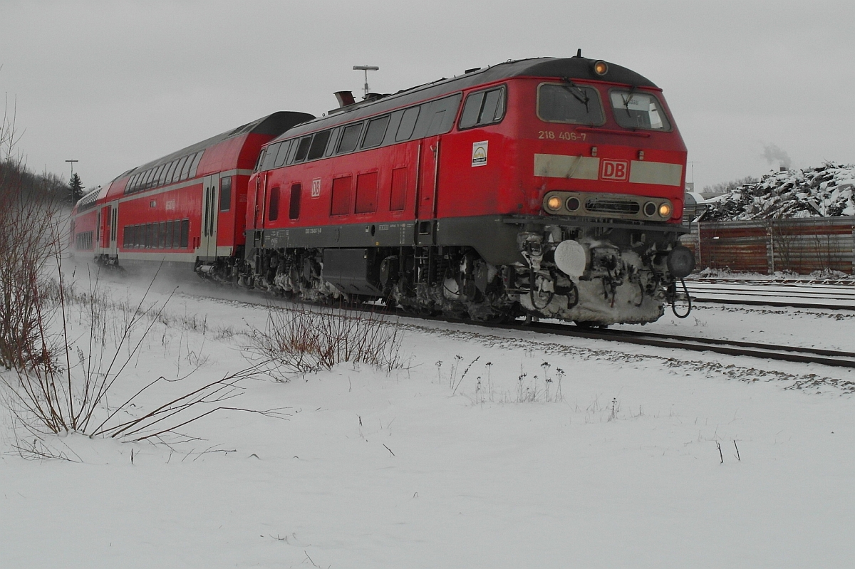 Kurz vor dem Halt in Biberach (Riß) hat 218 406-7 die Wagen des in Stuttgart gestarteten IRE 4215 am Haken und zieht diese weiter nach Lindau (18.01.2017).