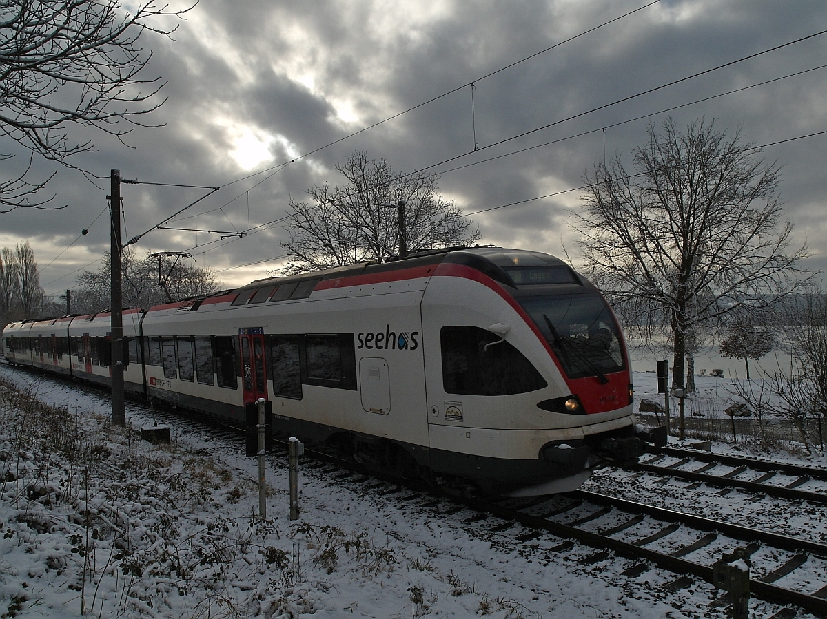 Kurz vor dem Haltepunkt Markelfingen fährt am 25.01.2015 ein RABe 521 als SBB 87672 von Konstanz nach Engen.