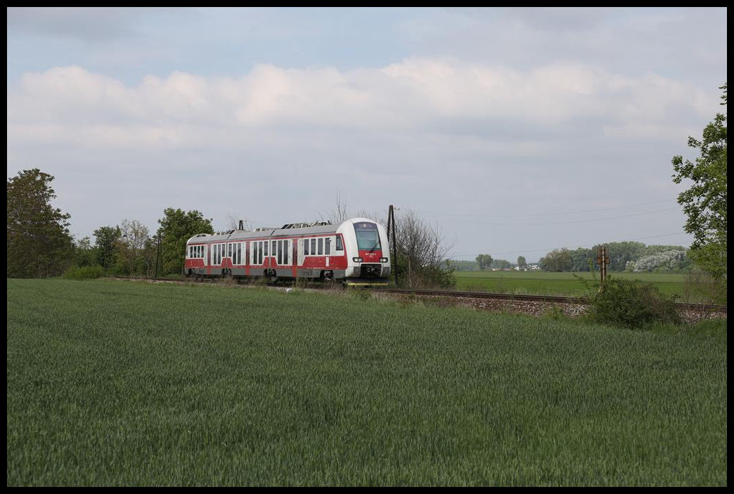 Kurz vor dem Haltepunkt Ondrochov ist hier der Triebzug 861028-3 als Zug 5022 am 17.05.2019 um 15.28 Uhr nach Nove Zamky unterwegs.
