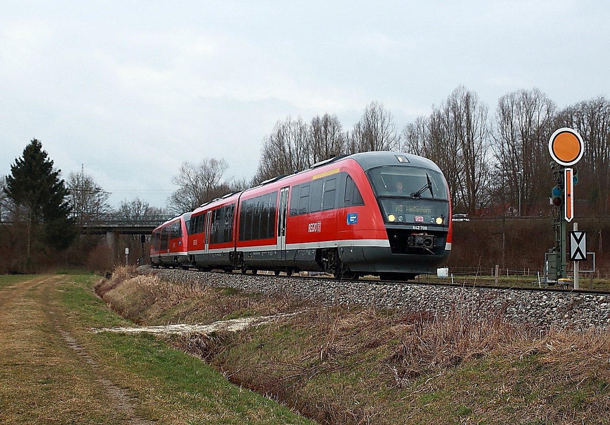 Kurz vor dem Haltepunkt Wullenstätten passiert 642 708 am 23.03.2018 das Einfahrtvorsignal von Senden. Der ehemalige Haltepunkt befand sich in Höhe der im Hintergrund sichtbaren Straßenbrücke.