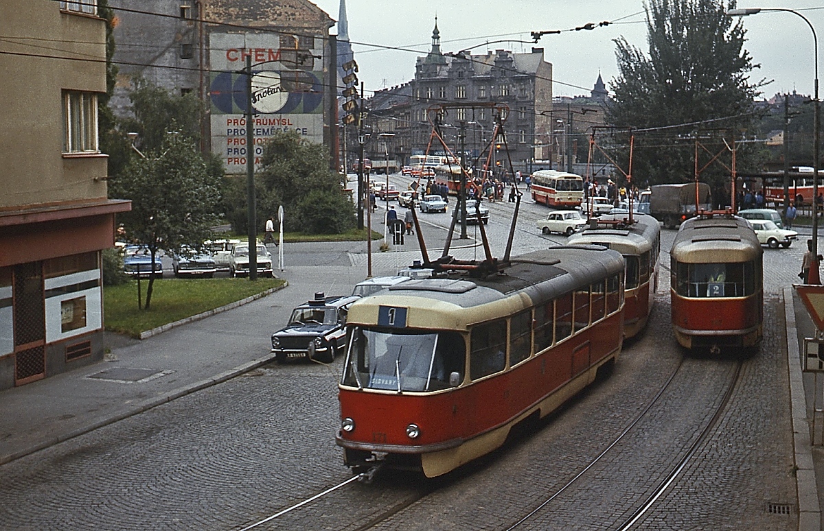 Kurz vor dem Hauptbahnhof begegnen sich im August 1977 ein Tatra-T 3-Doppel mit dem führenden T 3 171 und ein weiterer T 3 auf der Plzener Praszka