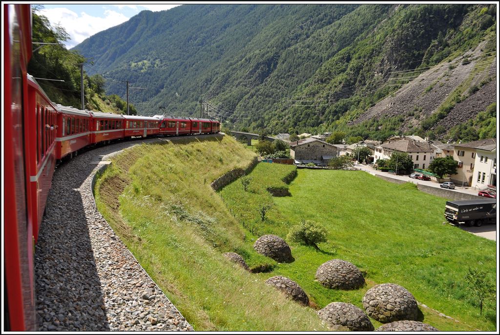 Kurz vor dem Kreisviadukt passiert der R1621 diese Crotti del Comune di Brusio, die zur Lagerung von Milchprodukten, oder wie hier in Brusio für Wein dienen. (21.08.2014)