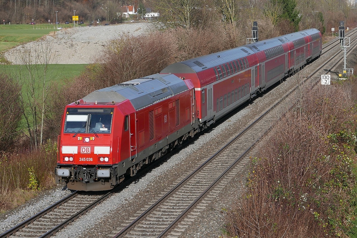 Kurz vor dem nächsten Halt im Bahnhof Biberach (Riß) zieht am 24.11.2017 die 245 036 den aus Stuttgart kommenden IRE 4215 nach Lindau.