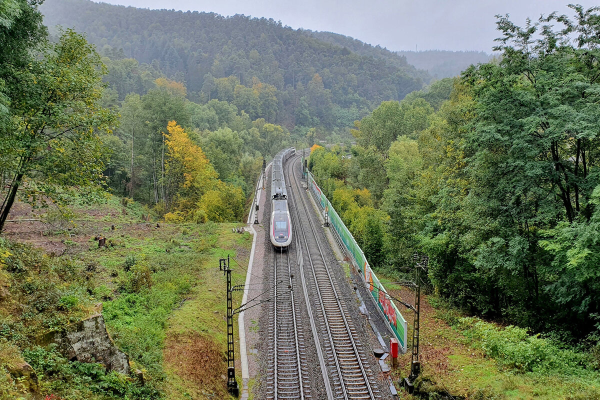 Kurz vor dem Nordportal des Köpfle-Tunnels fährt ein TGV auf der Fahrt von Paris nach Frankfurt/Main im strömenden Regen, hier kurz vor Weidenthal.

Weidenthal, der 01.10.2022