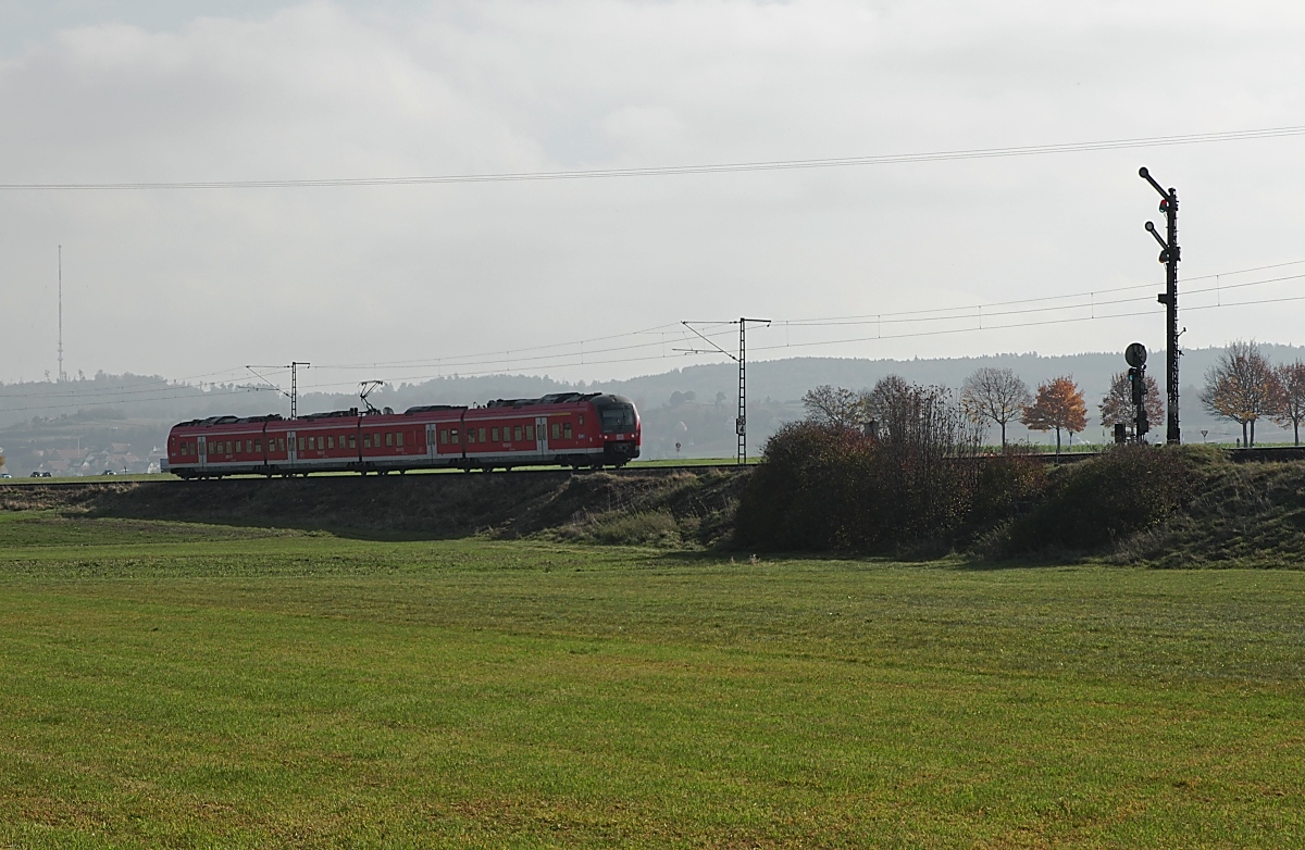 Kurz vor dem östlichen Einfahrsignal des Bahnhofes Möttingen wurde dieser unbekannte 440 am 26.10.2018 aufgenommen