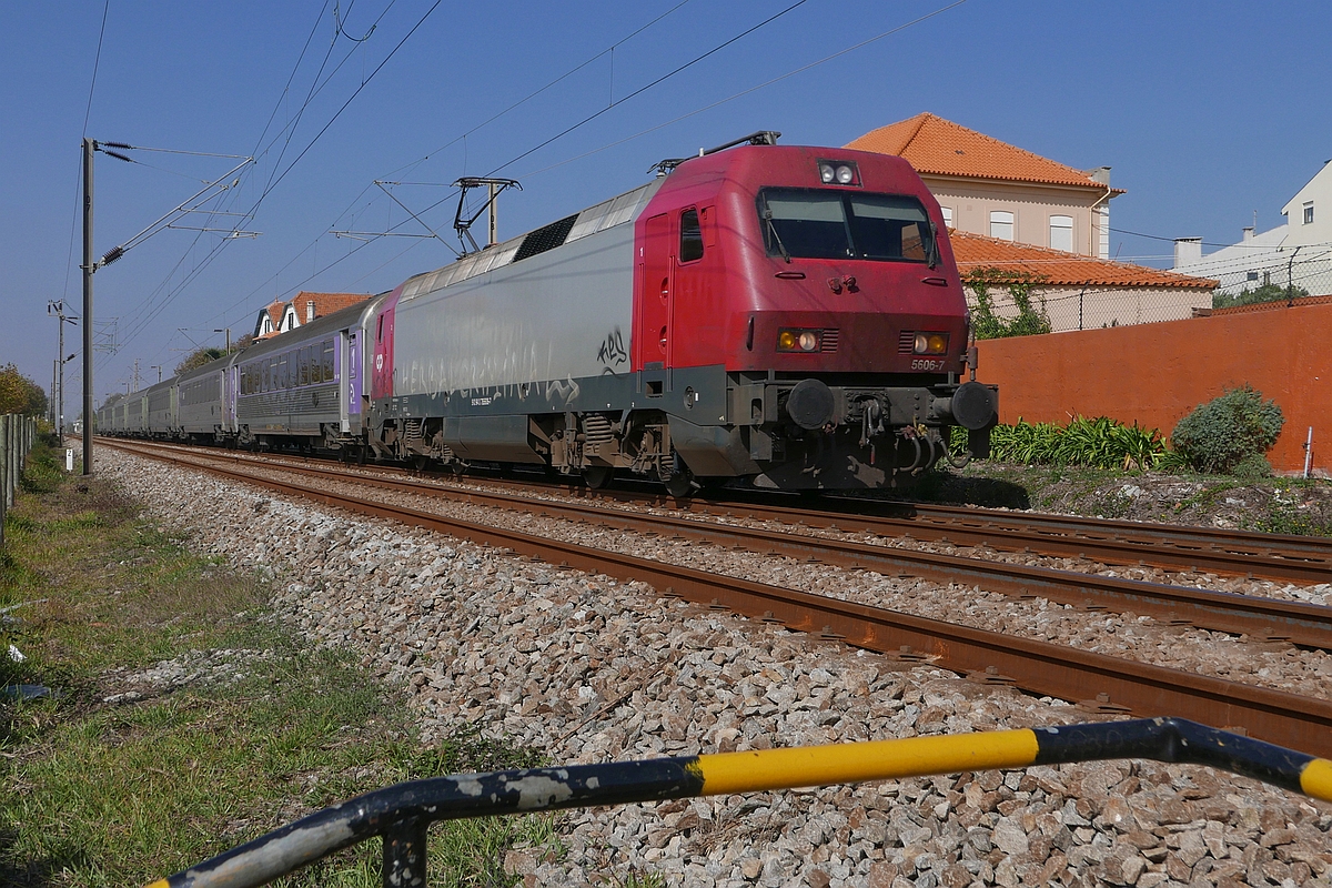 Kurz vor dem Passieren eines ohne Schranken und Lichtzeichen ausgestatteten Bahnübergangs für Fußgänger in Aguda befindet sich 5606-7 mit den Wagen des IC 722 auf der Fahrt von Braga nach Lissabon Sta. Apolonia (06.10.2017).