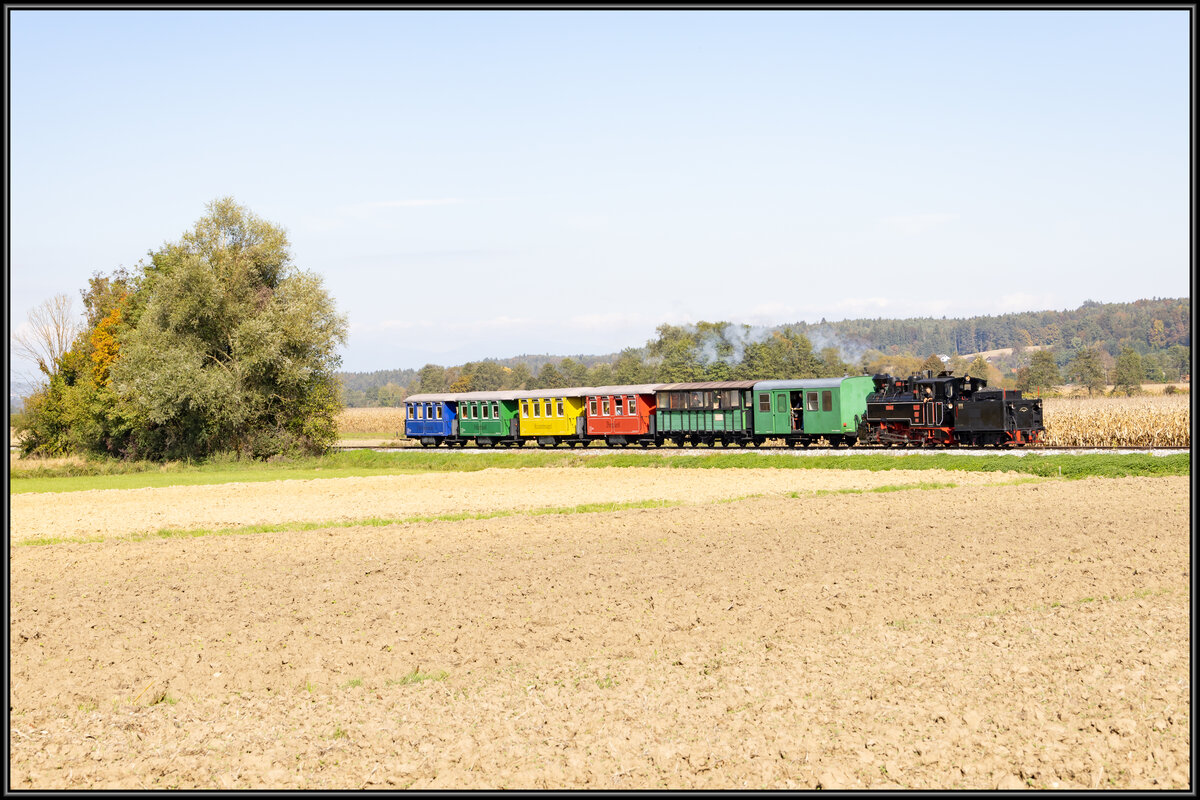 Kurz vor dem Ziel des Tages am 7.10.2022 ist hier der Flascherlzug zu sehen. 
764.007 bei Kraubtah 