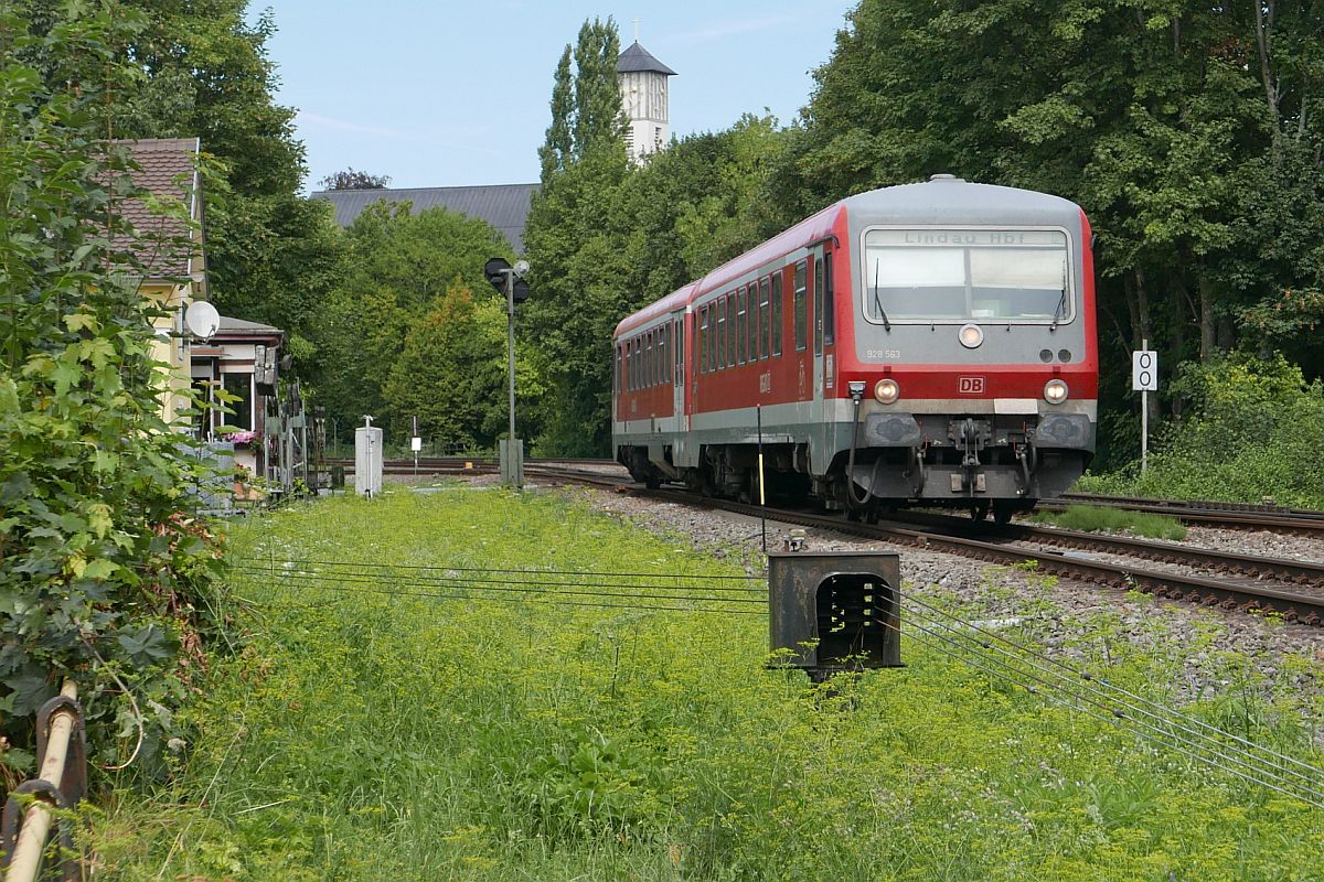 Kurz vor dem Ziel Lindau f�hrt der in Friedrichshafen Hafen gestartete 928/628 563 als RB 22725 am Abzweig Lindau-Aeschach vorbei (11.08.2018).