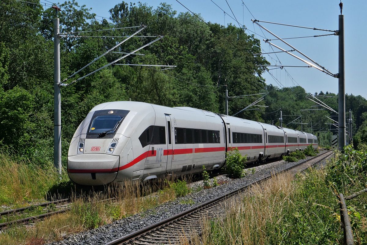 Kurz vor der Durchfahrt des Bahnhofs von Aulendorf befindet 812 203-4 als ICE 118, Innsbruck - Dortmund, am 25.06.2023 im Schussentobel bei Kilometer 159.2