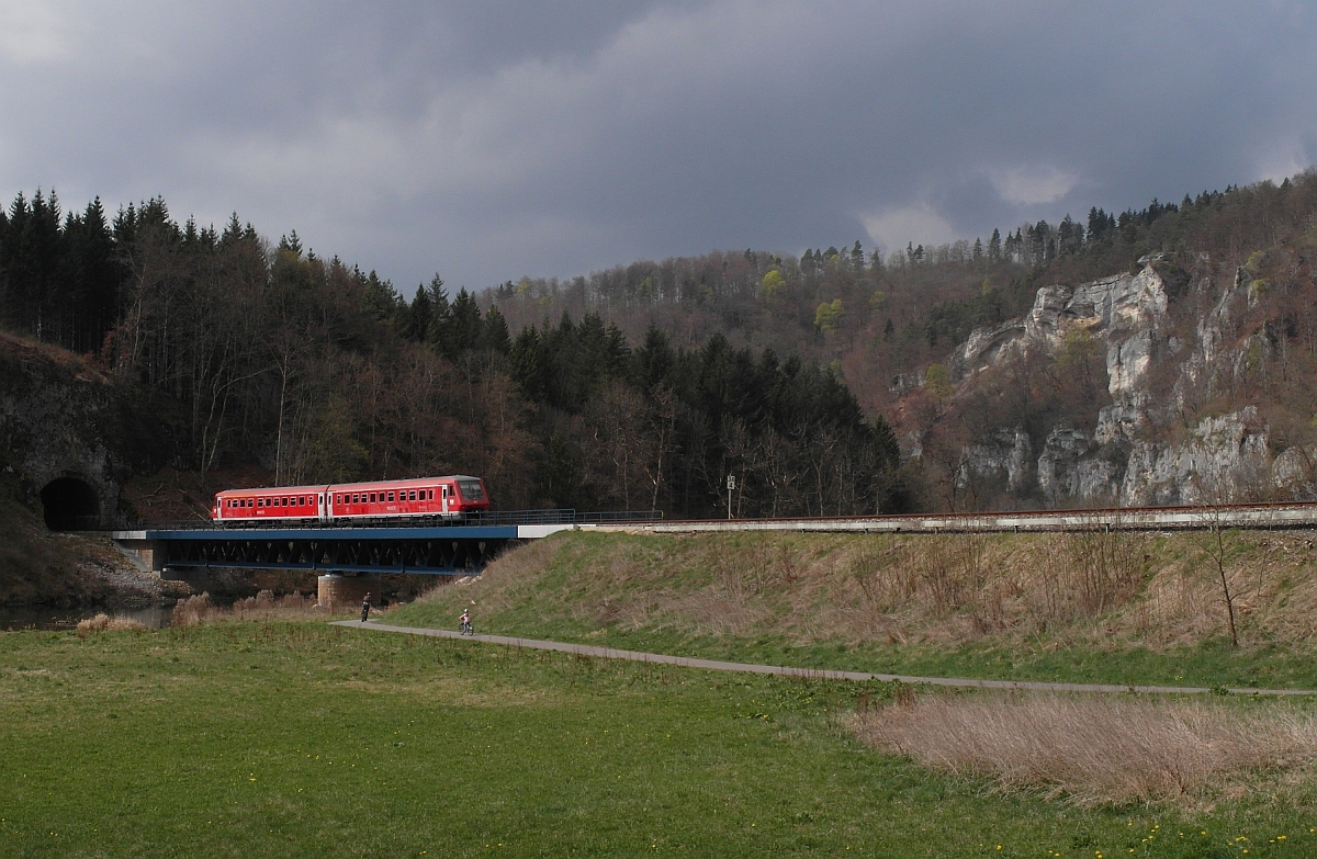 Kurz vor der Durchfahrt durch den 74 m langen Dietfurter Tunnel berquert IRE 3208 auf der Fahrt von Ulm nach Neustadt (Schwarzwald) am 06.04.2014 die Donau bei Dietfurt.