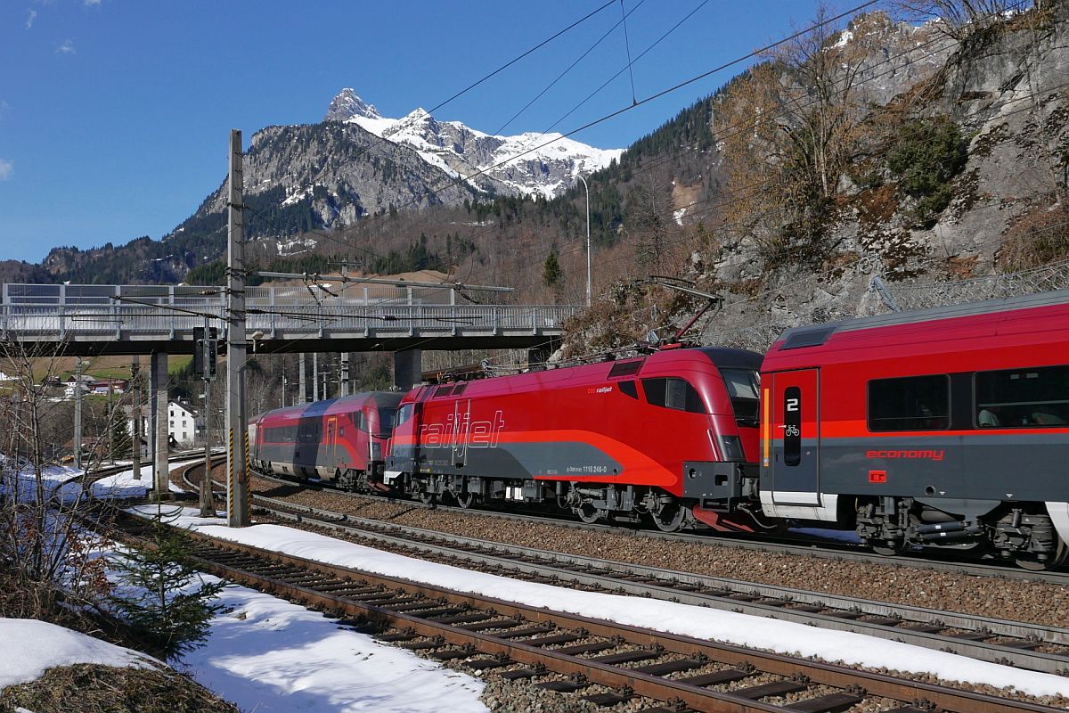Kurz vor der Durchfahrt durch den Dalaaser Bahnhof ist 1116 246-0 mit den Wagen des RJ 560 vom Flughafen Wien nach Bregenz hinter dem RJ 160 von Wien nach Zürich eingereiht (27.02.2016).