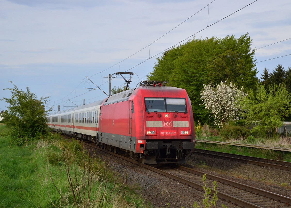 Kurz vor der Durchfahrt in Herrath ist hier der IC 2223 zusehen.
Am heutigen Mittwoch den 29.4.2015 wird der Zug von der 101 048-7 nach Aachen gezogen. 