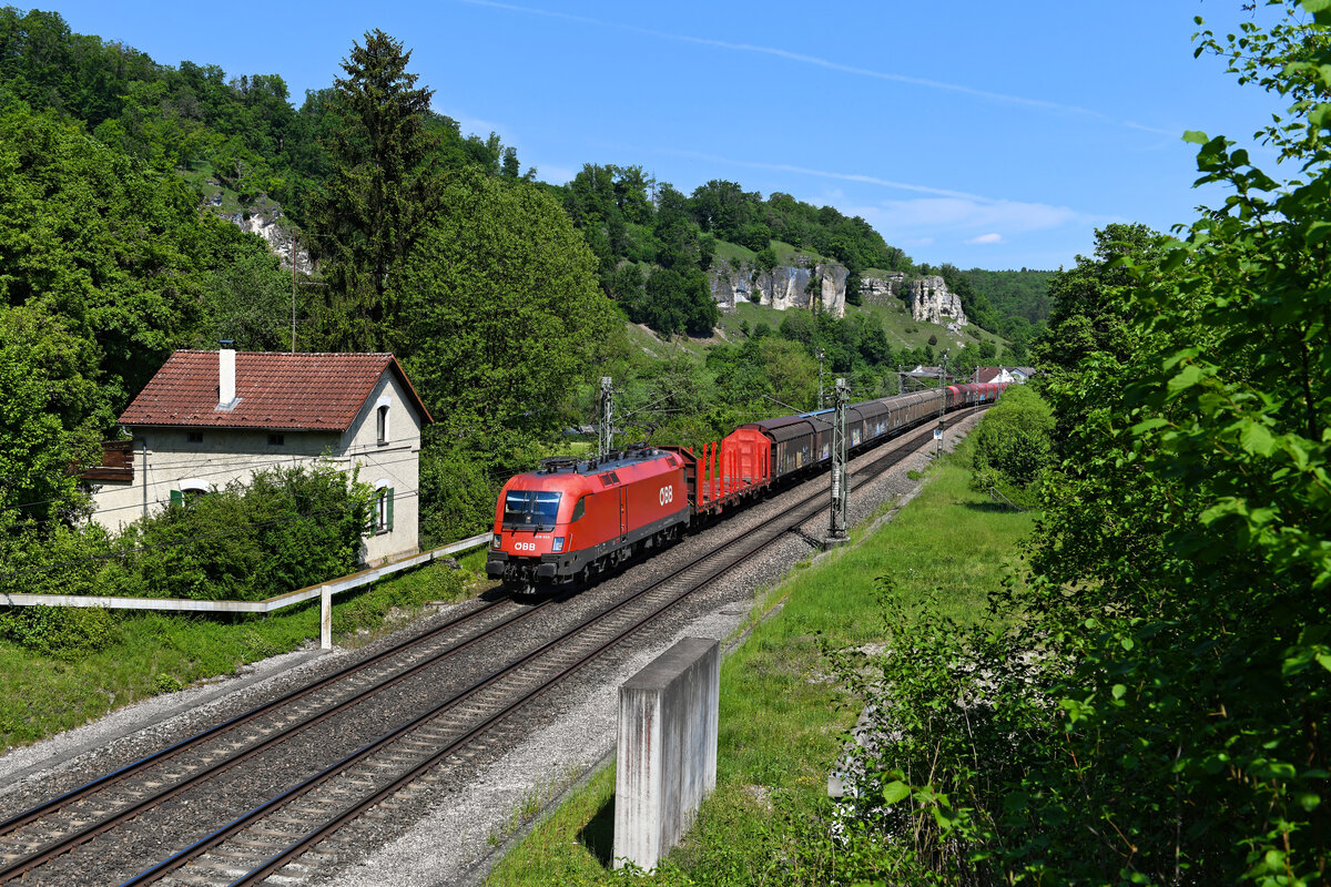 Kurz vor der Einfahrt in den Esslinger Tunnel konnte ich am 03. Juni 2021 die 1016.043 mit einem von der KBS 880 umgeleiteten gemischten Güterzug nach Nürnberg Rangierbahnhof fotografieren. Das ehemalige Bahnwärterhäuschen links im Bild zeigt sich gut in Schuss und befindet sich in privater Nutzung. 