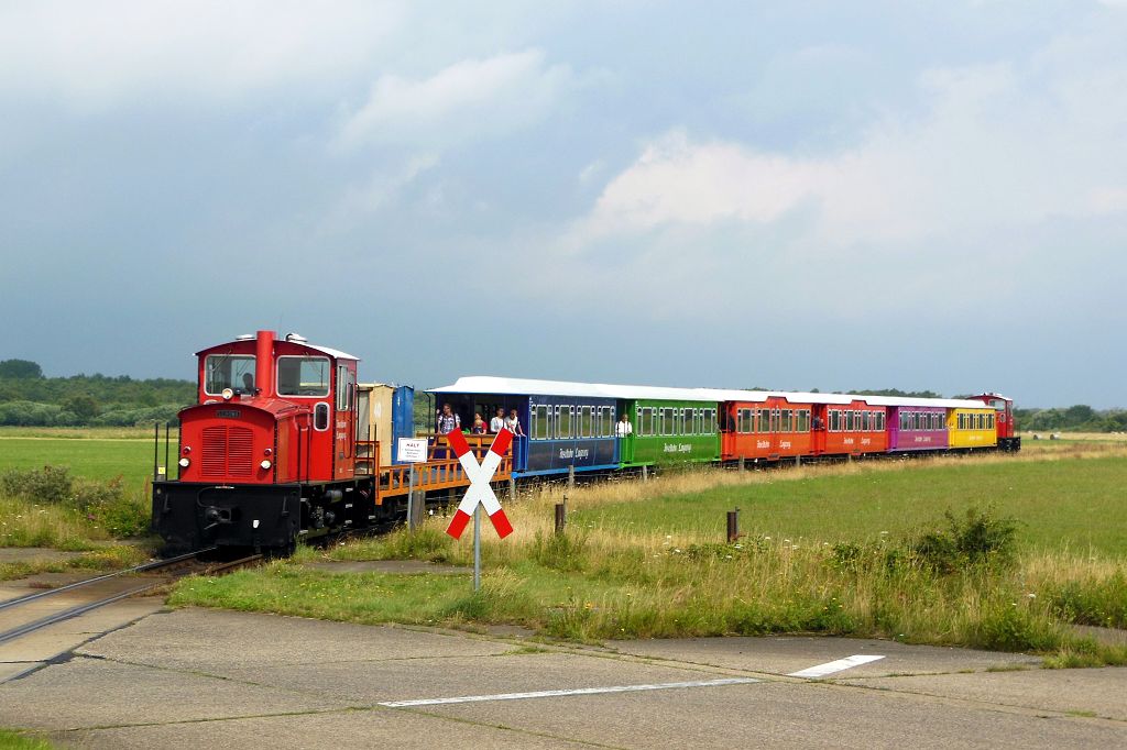 Kurz vor Einfahrt in den Hafenbahnhof ist am 25.07.2015 dieser Zug der Langeooger Inselbahn.