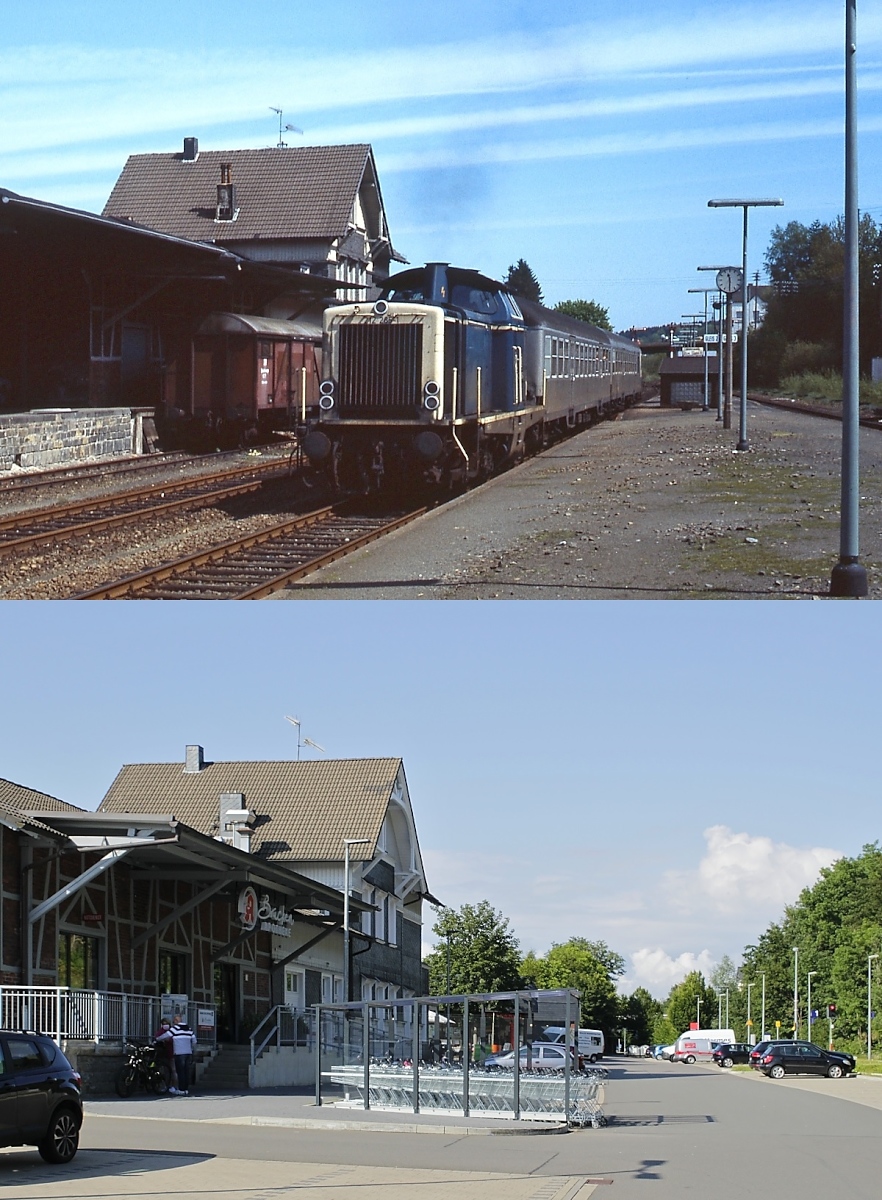 Kurz vor der Einstellung des Personenverkehrs zwischen Gummersbach und Meinerzhagen verlässt die inzwischen beige-türkis lackierte 212 285-1 den Bahnhof Marienheide an einem Maisamstag 1987 in Richtung Köln. Seit 2003 kommen wieder Personenzüge nach Marienheide, 2013 ging es von hier wieder weiter nach Meinerzhagen und seit 2017 ist sogar Lüdenscheid von Köln aus ohne Umsteigen auf der Schiene erreichbar. Doch Marienheide ist nach dem Rückbau nur noch ein Haltepunkt (rechts auf der Vergleichsaufnahme vom 04.08.2021). Rund um das Bahnhofsgebäude haben sich mehrere Nahversorger (Supermarkt, Drogeriemarkt, Apotheke) angesiedelt und im ehemaligen Bahnhofsgebäude befindet sich jetzt die Gaststätte  Alter Bahnhof .