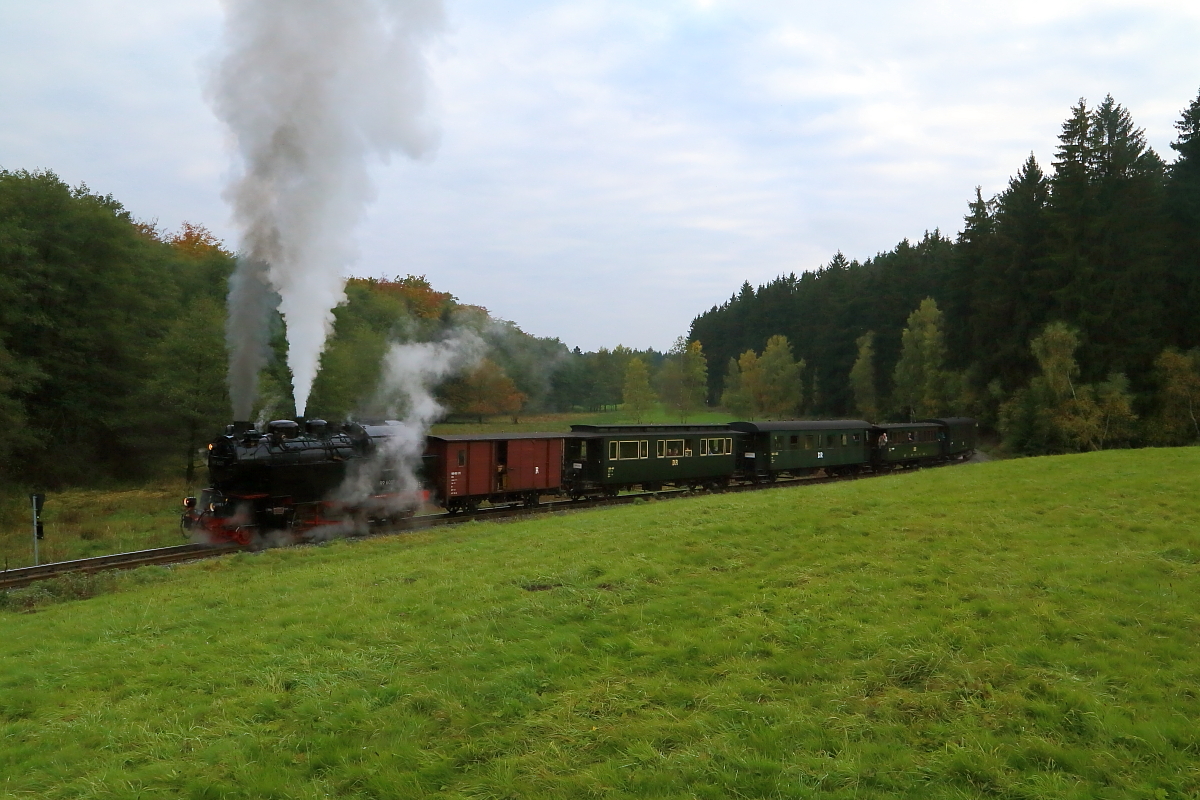 Kurz vor Ende der IG HSB-Sonderzugfahrt am 18.10.2015 (Wernigerode-Nordhausen Nord-Stiege-Harzgerode-Quedlinburg) gibt es für die Fotografen, kurz vor dem Haltepunkt Sternhaus-Haferfeld, noch eine letzte Scheinanfahrt. Hier ist 99 6001 mit ihrem  Zug auf freier Strecke gerade zum Halten gekommen und hat die Film-und Fotofans aussteigen lassen. Wenige Augenblicke später wird sie ein paar hundert Meter zurücksetzen.