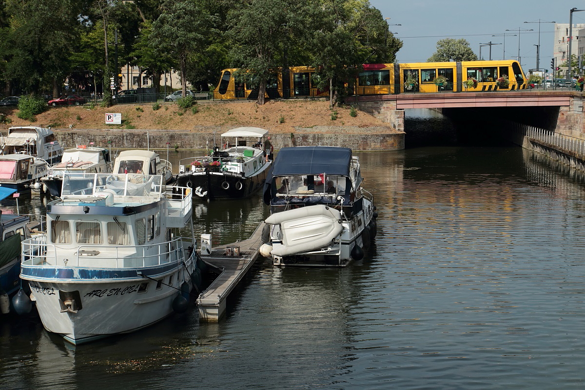 Kurz vor der Endhaltestelle am Hauptbahnhof fährt ein Triebwagen der Straßenbahn Mulhouse am Port de Plaisance vobei (19.07.2015)