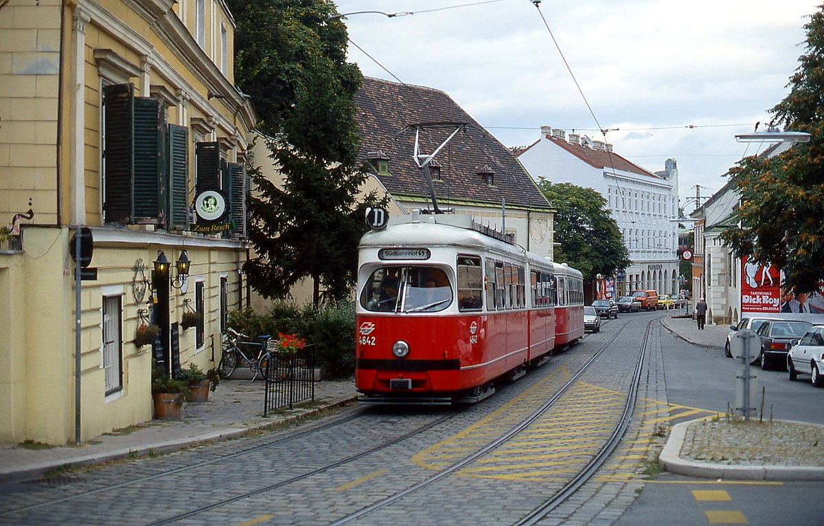 Kurz vor der Endhaltestelle in Nussdorf wurde E1 4642 im September 1990 in der Greinergasse als Linie D aufgenommen. Der Wagen ist schon für die Rückfahrt zum Südbahnhof ausgeschildert.