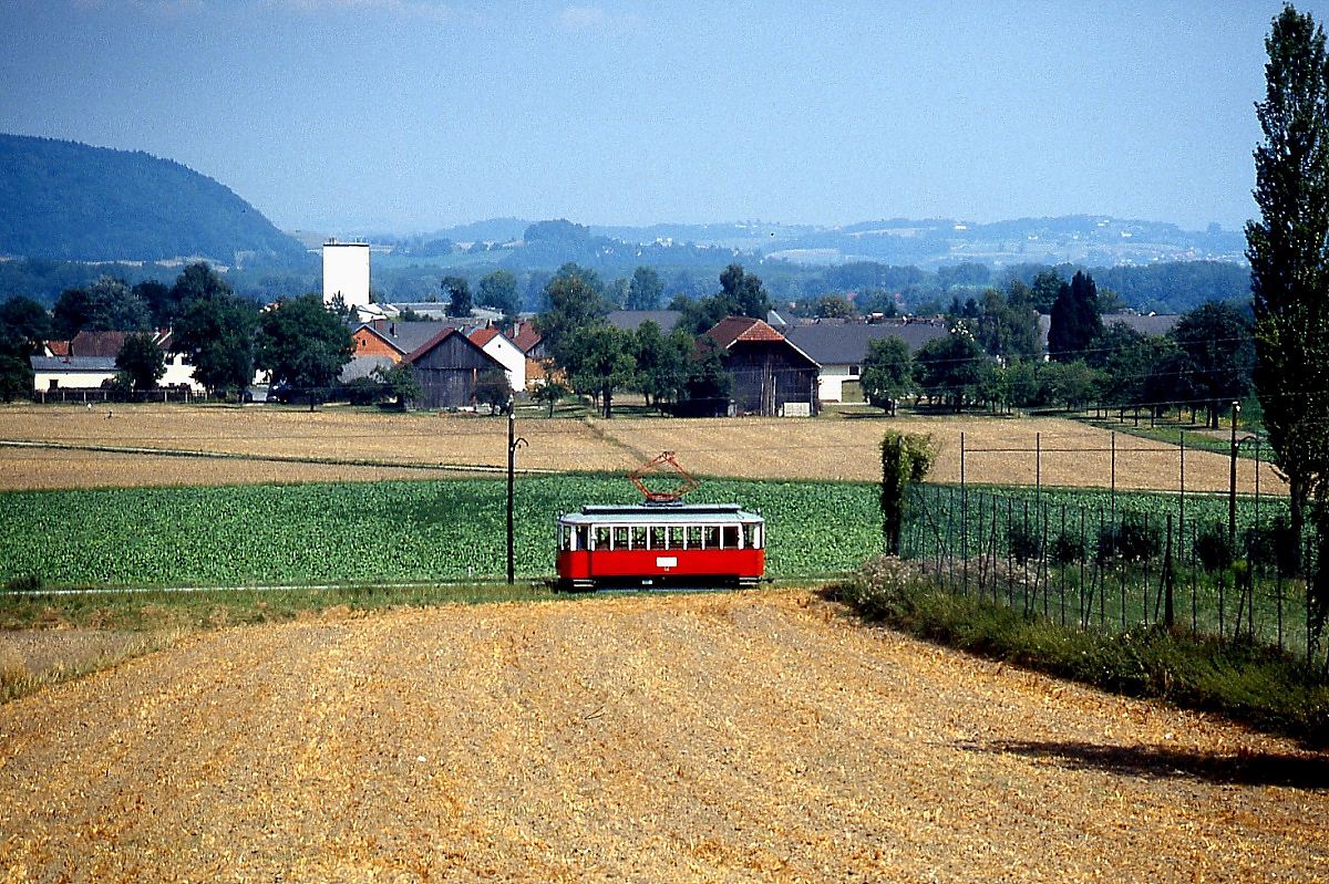 Kurz vor der Endhaltstelle Pichling ist Tw 7 der Florianerbahn im Juli 1991 unterwegs