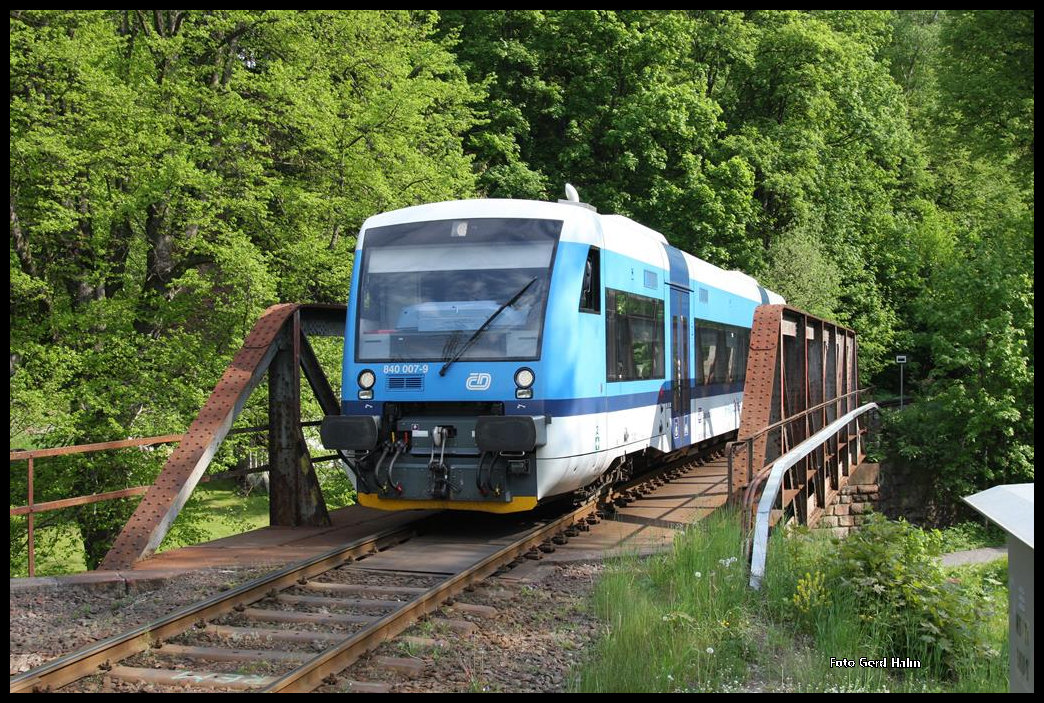 Kurz vor Erreichen des Bahnhof Tanvald überquert VTG 840007 aus Korenov am 24.06.2016 um 9.22 Uhr eine Kasten Brücke nahe dem Bahnhof.