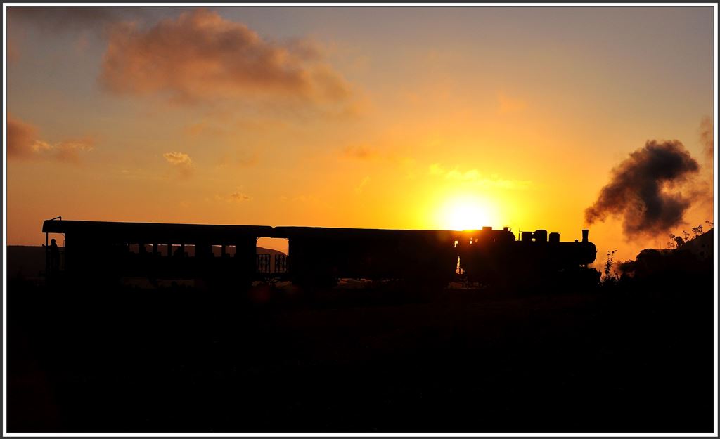 Kurz vor Erreichen des Ziels bildet der Sonnenuntergang über der Hauptstadt Asmara eine goldene Kulisse. (04.12.2014)