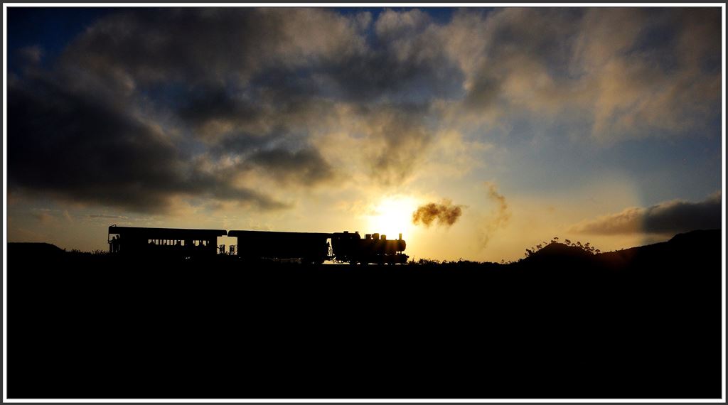 Kurz vor Erreichen des Ziels bildet der Sonnenuntergang über der Hauptstadt Asmara eine goldene Kulisse. (04.12.2014)