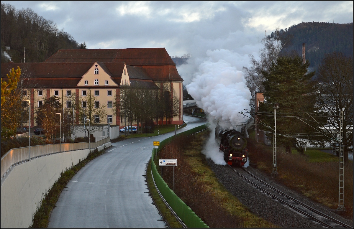 Kurz vor den ersten Sonnenstrahlen fährt 52 5796 an der Klosterkirche in Oberndorf am Neckar vorbei. Dezember 2014.