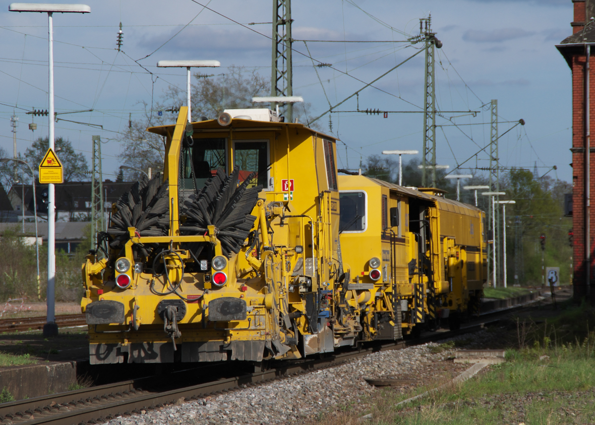 Kurz vor Feierabende (was das Fotografieren) betraf, kamen noch DGU Plasser & Theurer 08-475 Unimat 4S und ein Igel SSP 110 SW durch Luisenthal angebrummt. Nach fast 4 Stunden in Luisenthal war die Ausbeute sehr gut. 06.04.2014 Bahnstrecke 3230 Saarbrücken - Karthaus