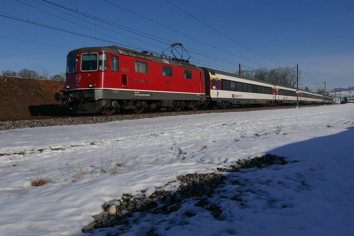 Kurz vor Flawil fährt Re 4/4 II 11115 mit dem IR 2274, St. Gallen - Basel, am 28.01.2017 am Fotograf vorbei.