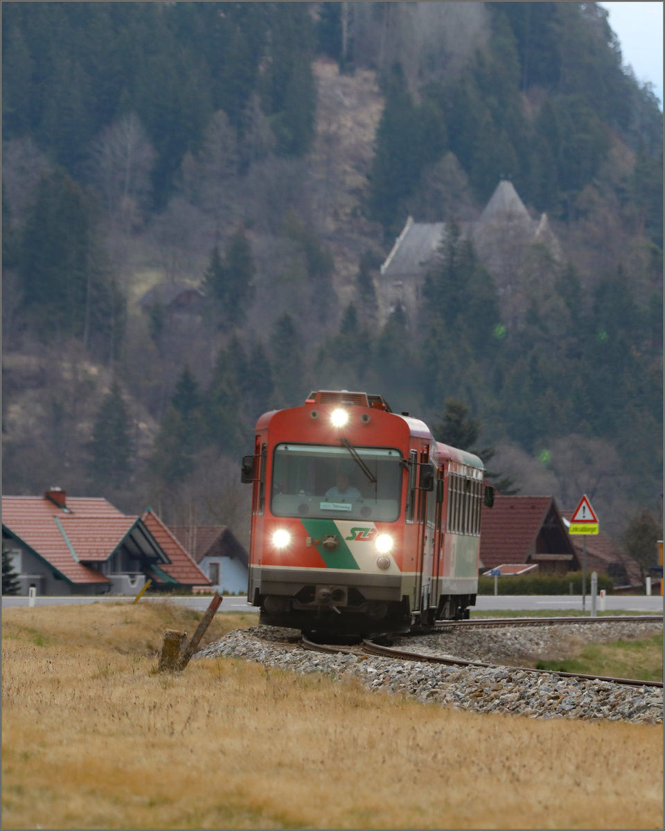 Kurz vor Frojach im Murtal durfte ich bei meinem Erstbesuch der Murtalbahn den Triebwagen erneut ablichten. 
4.04.2019 