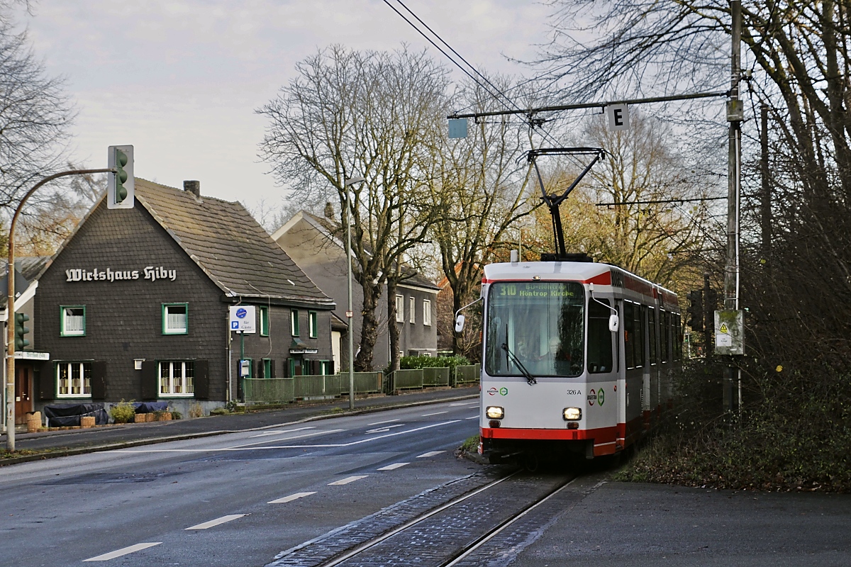Kurz vor der Haltestelle Kaltehardt ist der M6S 326 am 10.12.2019 auf der Baroper Straße unterwegs