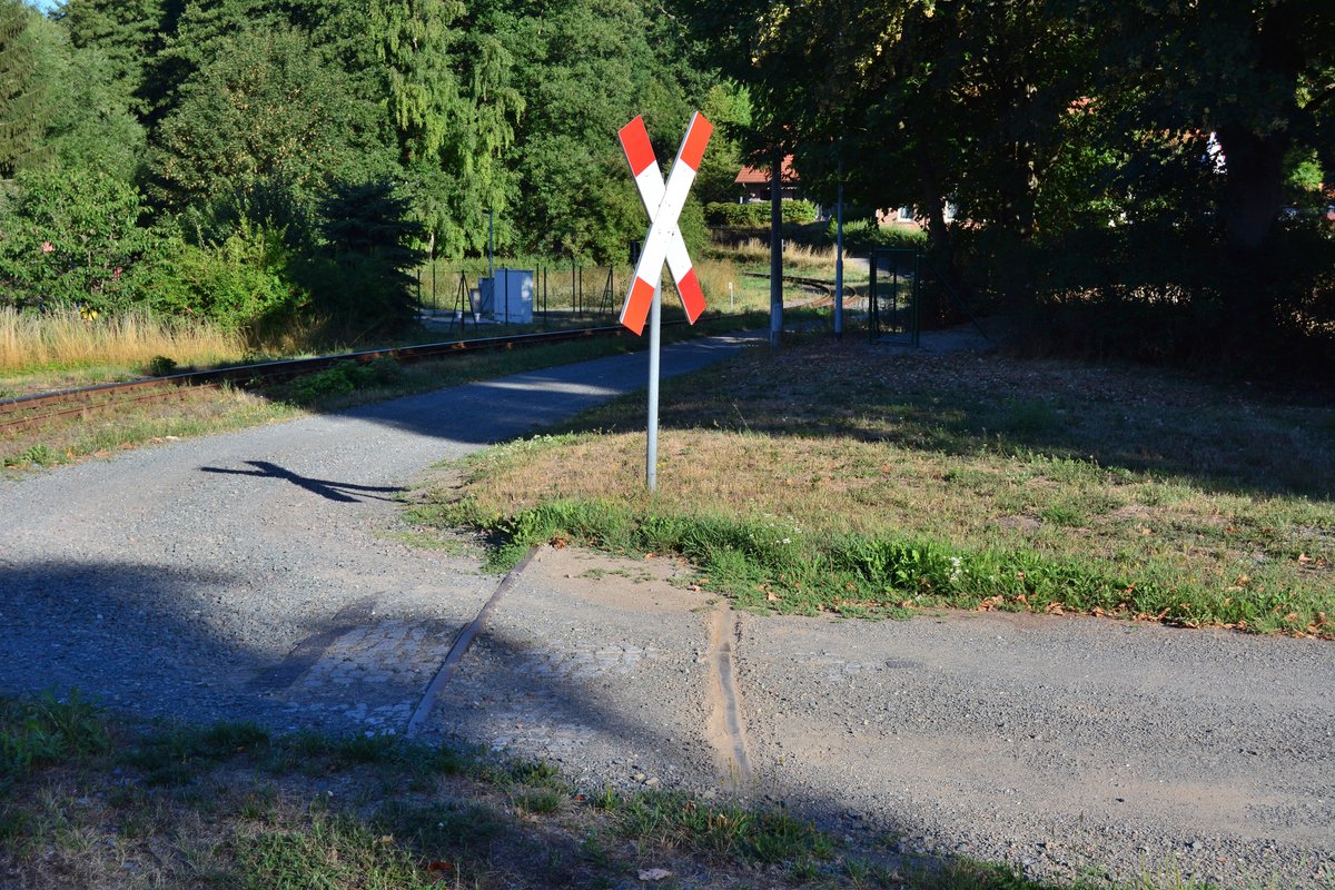 Kurz vor Harzgerode konnte ich an einem Bahnübergang diese Gleisreste finden. Leider konnte ich keine weiteren Überresste finden ob diese zu einer Fabrik oder ähnlichen führten.

Harzgerode 06.08.2018