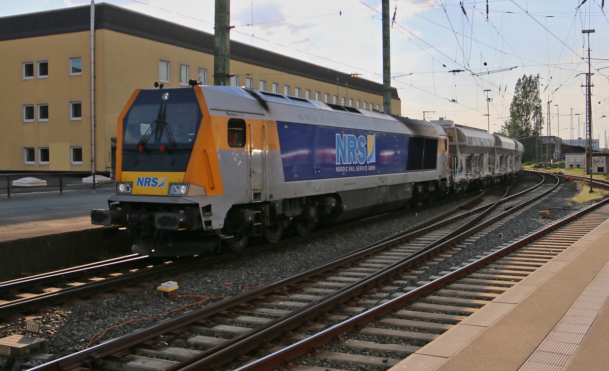 Kurz vor der Heimreise kam noch die NRS 264 009-2 mit einem Kieszug um die Ecke. Aufgenommen im Hauptbahnhof Bremen am 11.05.2016.