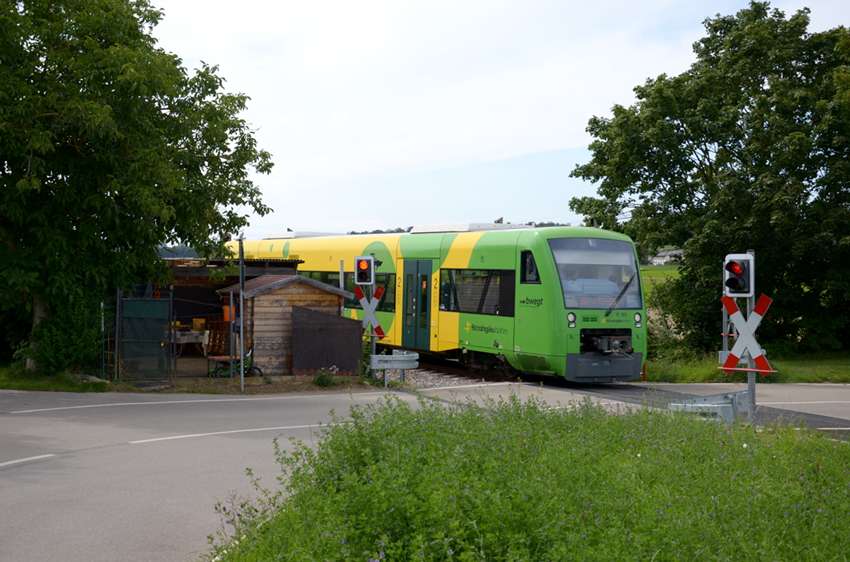 Kurz vor Hemmingen überquert VT 365 am 10. August 2021 auf der Fahrt nach Korntal einen kleinen Bahnübergang an der Seestrasse.

