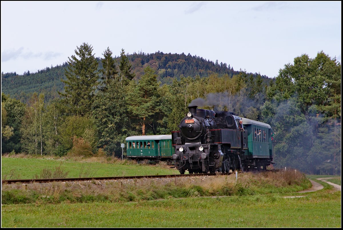 Kurz vor Holubov ist diese Aufnahme des nach Český Krumlov fahrenden Sonderzugs entstanden. (22.09.2018)